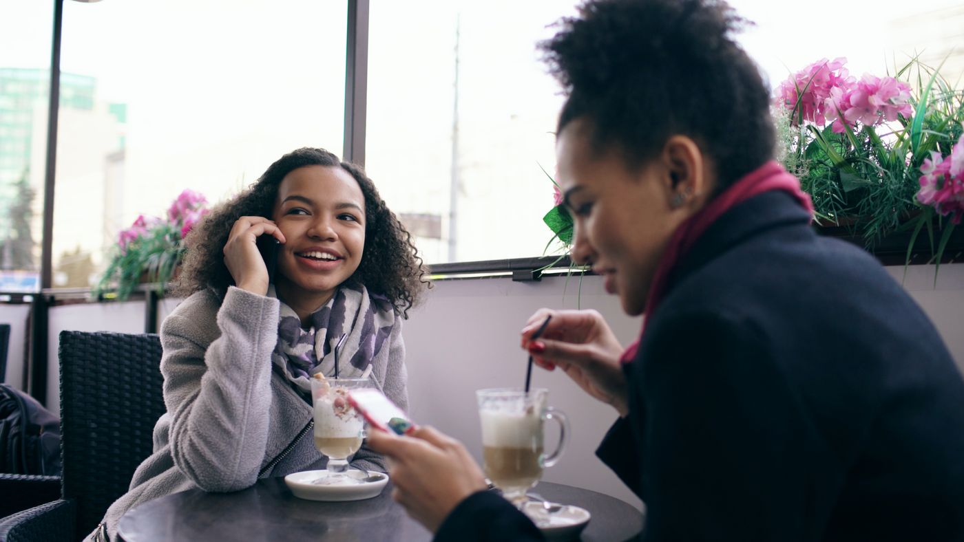 Zwei Frauen im vertrauten Gespräch in einem Café